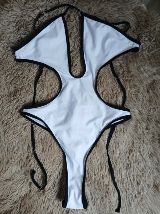 Traje de baño blanco y negro