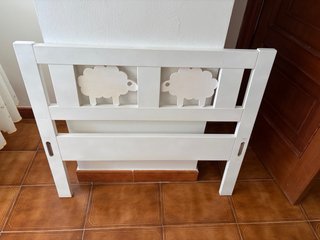 Cama Infantil Kritten con colchón y protector.