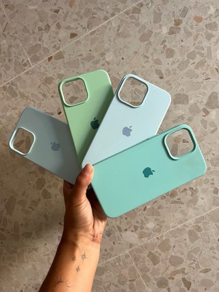 iPhone 13 Pro Max Azul con 4 fundas.