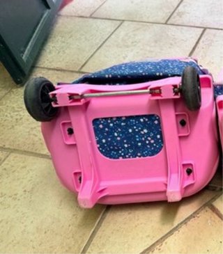 Mochila infantil con ruedas y corazón central