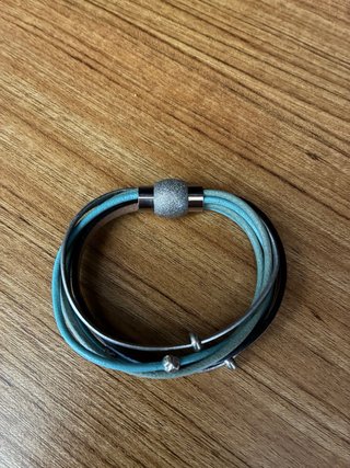 Pulsera multicapa con cierre magnético