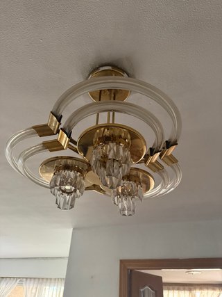 Lámpara de techo dorada y cristal