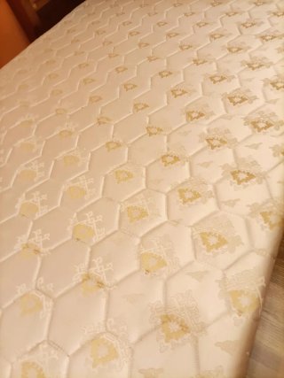 Base tapizada beige y marrón. 1,05 cm de ancho.