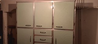 Mueble de cocina verde y plateado antiguo.