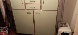 Mueble de cocina verde y plateado antiguo.