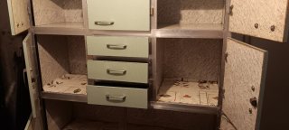 Mueble de cocina verde y plateado antiguo.