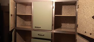 Mueble de cocina verde y plateado antiguo.
