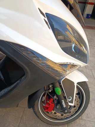 Kymco Maxi Scooter Negra y Blanca