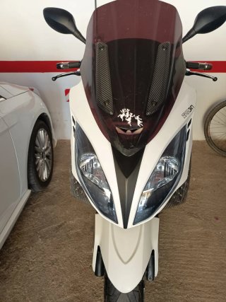 Kymco Maxi Scooter Negra y Blanca