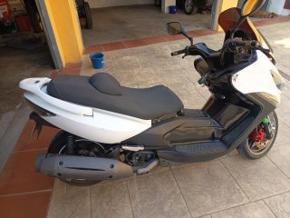 Kymco Maxi Scooter Negra y Blanca