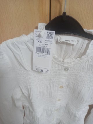 Blusa fruncida con volante