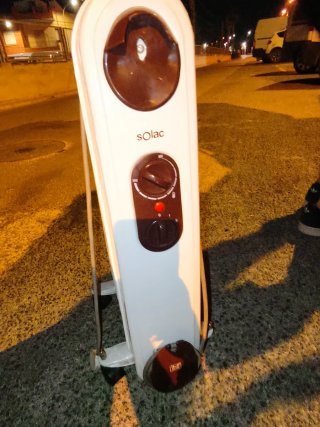 Radiador eléctrico blanco con ruedas