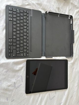 iPad 8ª Gen + Carcasa Logitech Teclado