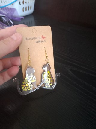 Orecchini gatto in resina glitter giallo