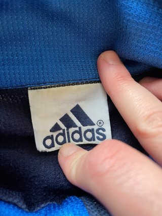 Chaqueta deportiva Adidas azul y blanca