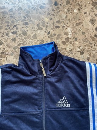 Chaqueta deportiva Adidas azul y blanca