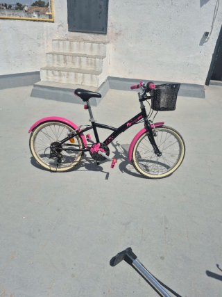 Bicicleta infantil rosa con cesta