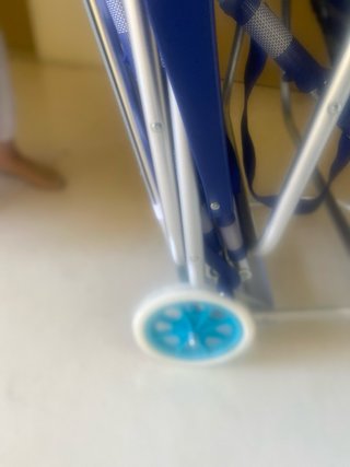 Mesa plegable con 2 sillas para playa.