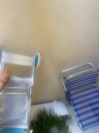 Mesa plegable con 2 sillas para playa.