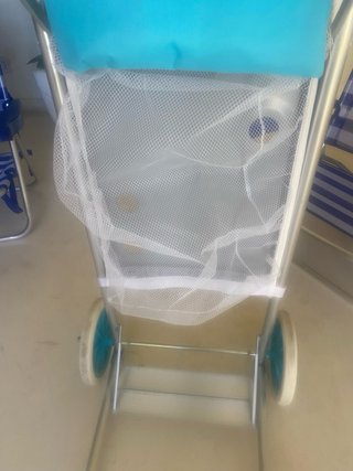 Mesa plegable con 2 sillas para playa.
