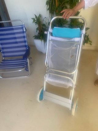 Mesa plegable con 2 sillas para playa.