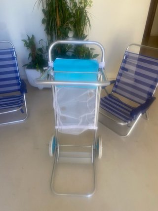 Mesa plegable con 2 sillas para playa.