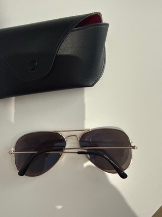 Gafas de sol Ray-Ban Aviator azules. No original.
