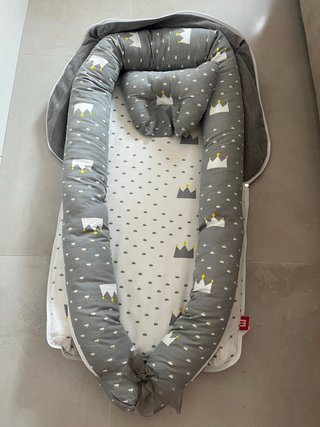 Nido per neonato con stampa di corone