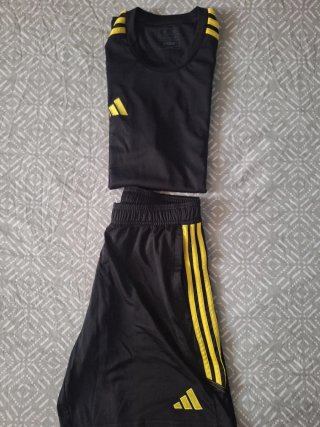 Conjunto deportivo Adidas M negro y amarillo