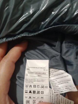 Chaqueta Benetton gris, roja y blanca talla 3xL