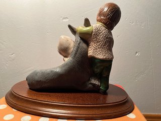 Figura niños con burro sobre peana
