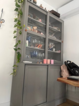 Vitrina gris con puertas correderas de cristal