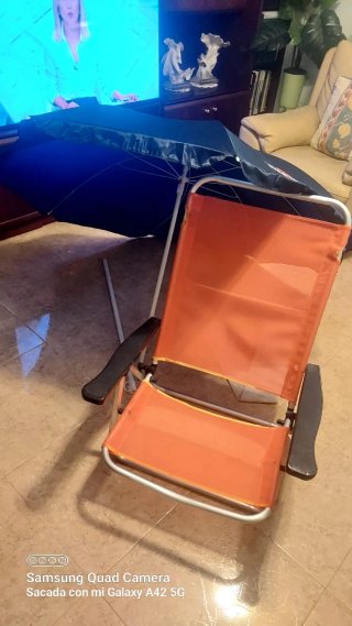 Silla y sombrilla de playa