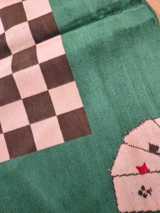 Tappeto con scacchiera centrale e decorazioni di c