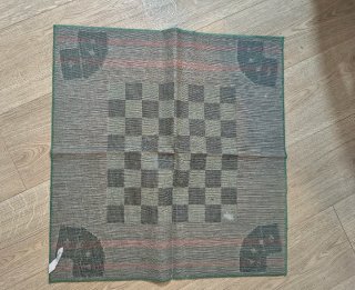 Tappeto con scacchiera centrale e decorazioni di c