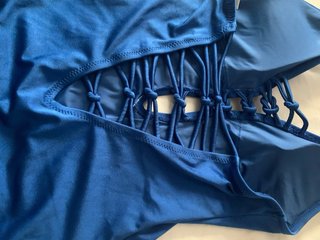 Bañador azul con detalles de nudos