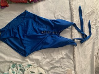 Bañador azul con detalles de nudos