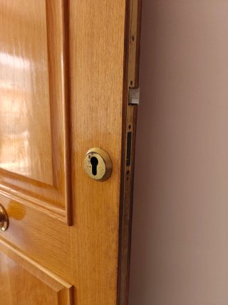 Puerta principal de madera maciza