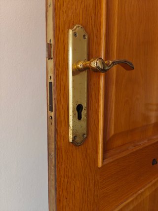 Puerta principal de madera maciza