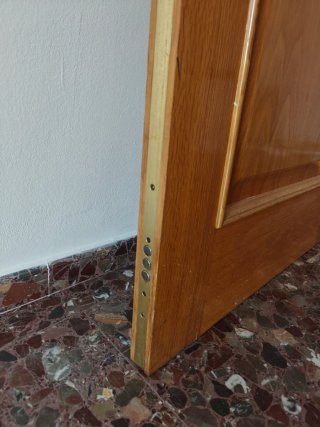 Puerta principal de madera maciza