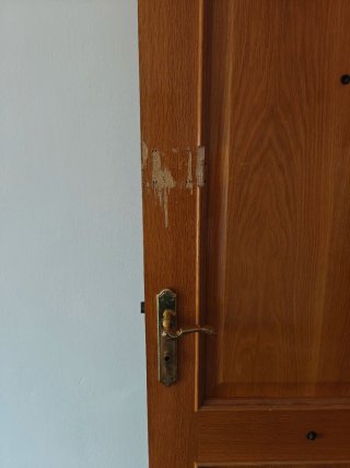 Puerta principal de madera maciza
