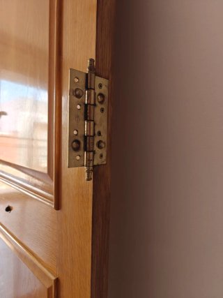 Puerta principal de madera maciza