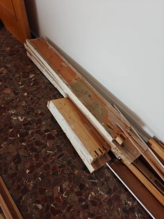 Puerta principal de madera maciza