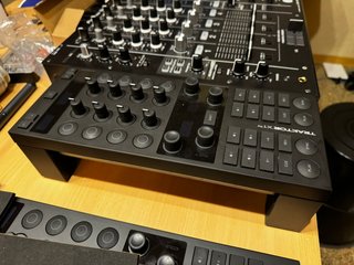 Stand Elevador para TRAKTOR Kontrol X1 MK3