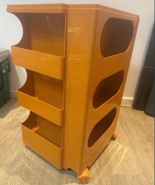 Mueble organizador retro naranja con ruedas