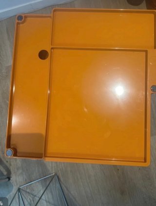 Mueble organizador retro naranja con ruedas