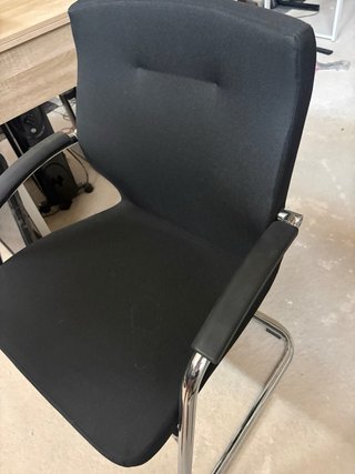 Silla de oficina negra con brazos (x5 und)