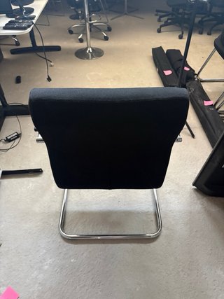 Silla de oficina negra con brazos (x5 und)