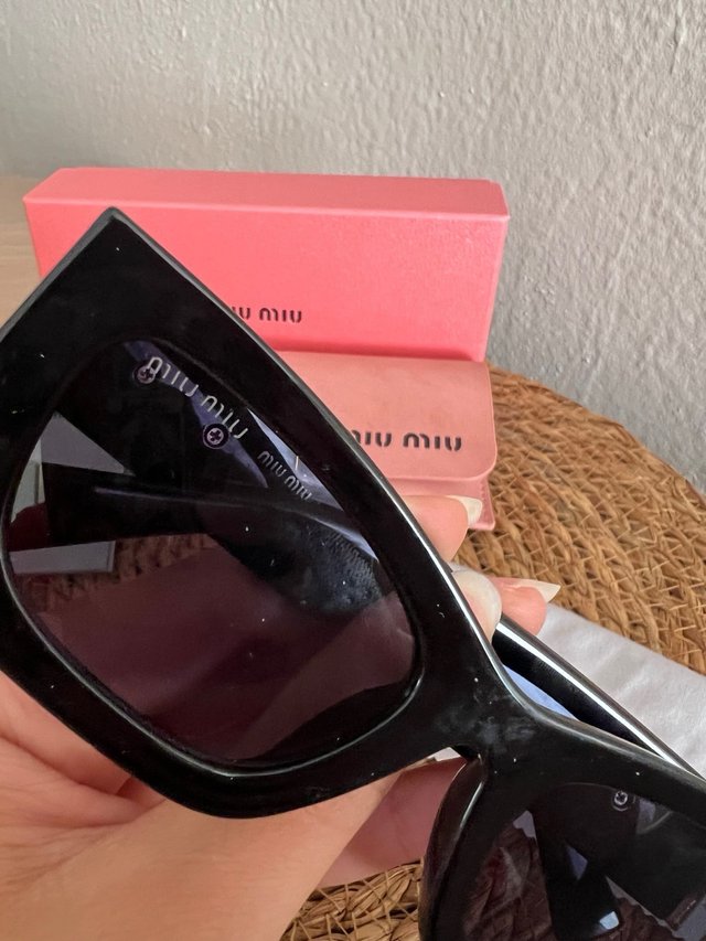 Gafas de sol Miu Miu negras y doradas