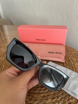 Gafas de sol Miu Miu negras y doradas
